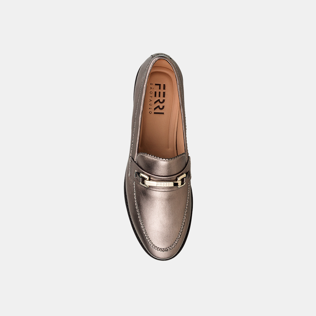 Mocassim feminino em couro metalizado, com bridão e solado de borracha