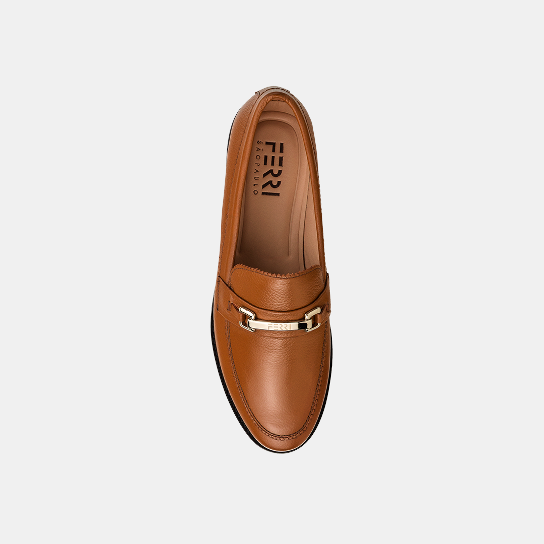 Mocassim feminino em couro camel, com bridão e solado de borracha