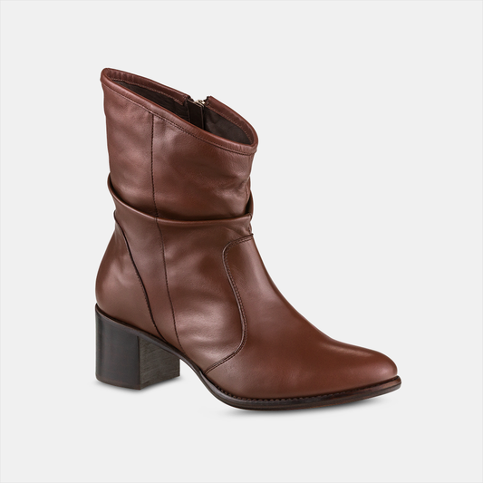Bota Feminina cano médio em couro Marrom com salto bloco moderno.