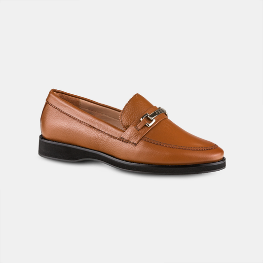 Mocassim feminino em couro camel, com bridão e solado de borracha