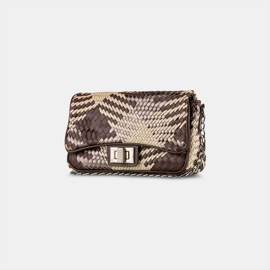 Bolsa em tresse manual, tamanho pequeno, alça corrente cor marrom.